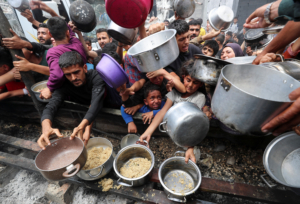 Palestiniens attendant d'avoir de la nourriture dans la bande de Gaza