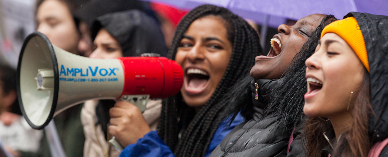 Une militante d'Amnesty International France criant dans un mégaphone