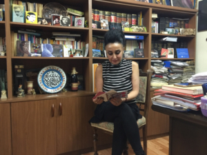 Eren Keskin lisant des lettres de soutien