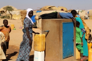 Children who survived the jihadist attack in Tchoma Bangou fetch water at the displaced camp in Ouallam on January 9, 2021. - Survivors of the January 2, 2021 jihadist attacks in Tchoma Bangou and Zaroumadareye have taken shelter in the village of Ouallam . The death toll from a jihadist attack on two villages in western Niger on January 2, 2021 stands at 105, the UN said January 10, adding that 10,000 people in the area had fled their homes. (Photo by Souleymane Ag Anara / AFP)