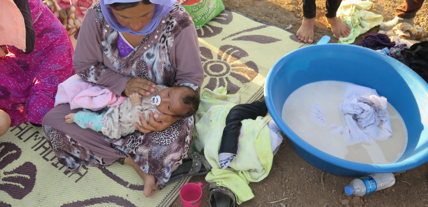 Femme assise par terre avec son bébé