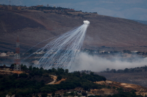 Utilisation de phosphore blanc par l’armée israélienne pour créer un écran de fumée, observée à la frontière israélo-libanaise, dans le nord d’Israël, le 12 novembre 2023.
© REUTERS/Evelyn Hockstein