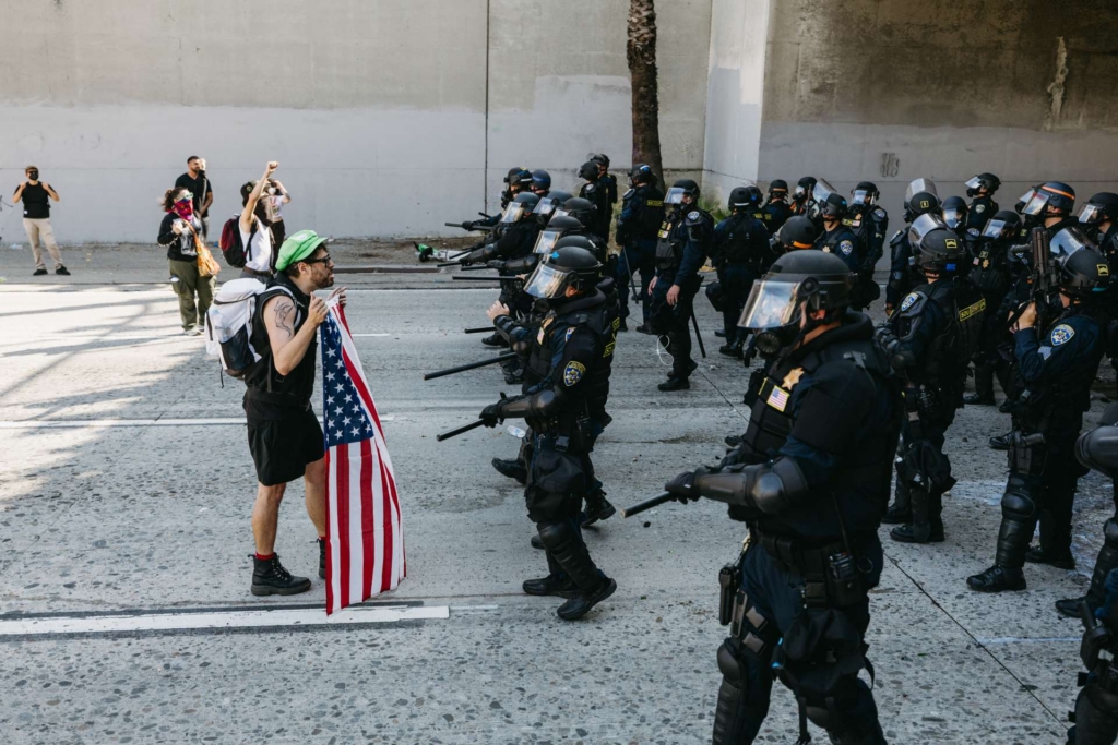 Los Angeles : Trump déploie les troupes armées contre les manifestants