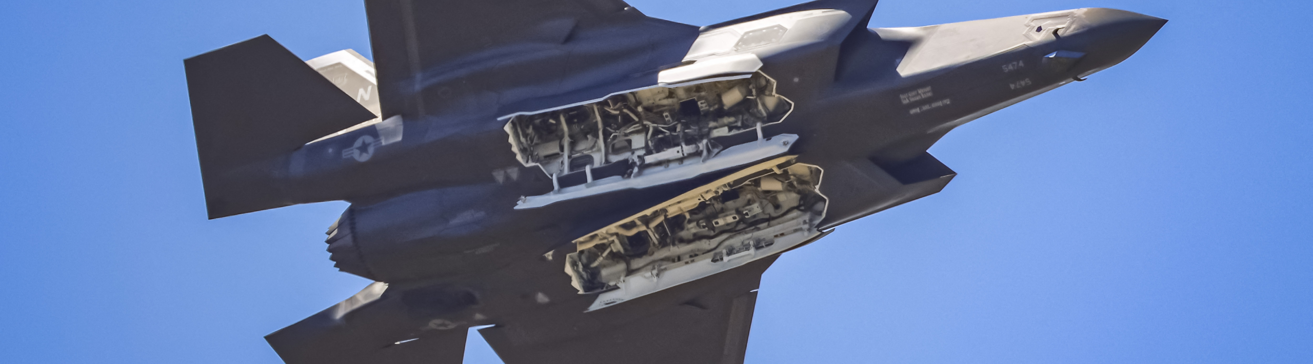 L'avion de chasse Lockheed Martin F-35 Lightning II de l'United States Air Force USAF lors d'une démonstration en vol au salon du Bourget 2023.