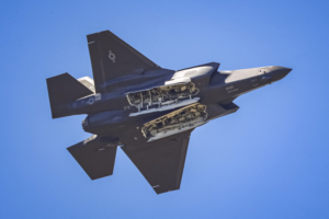 L'avion de chasse Lockheed Martin F-35 Lightning II de l'United States Air Force USAF lors d'une démonstration en vol au salon du Bourget 2023.