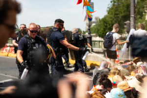 Des manifestant·es se font gazer par la police à Paris le 28 Juin 2019 lors d’une action climatique sur un pont.