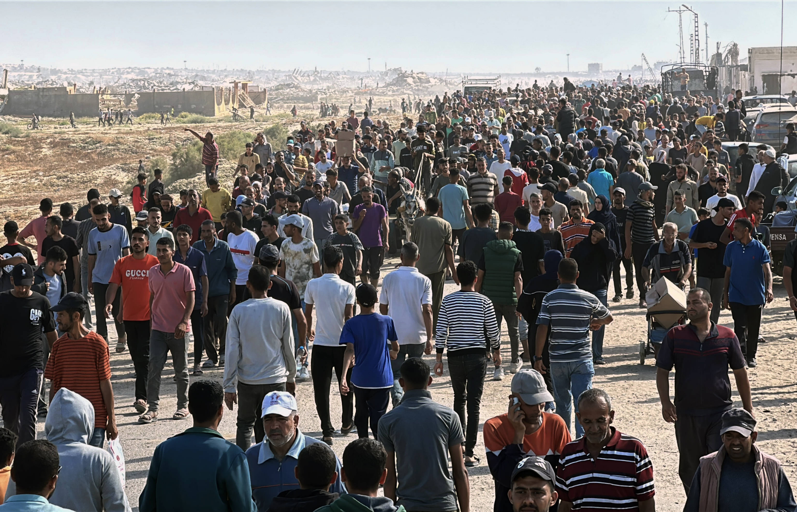 Des Palestiniens en quête d’aide se rassemblent près d’un site de distribution géré par la Gaza Humanitarian Foundation, à Rafah, dans le sud de la bande de Gaza, le 27 mai 2025.
© Abdullah Abu Al-Khair / apaimages