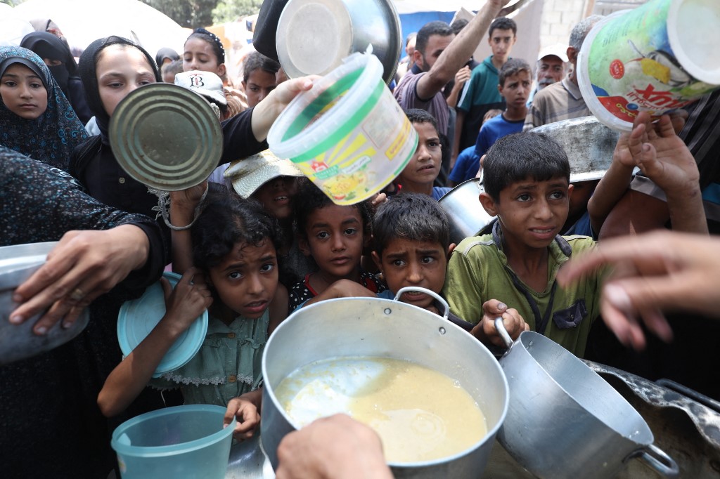 Des enfants attendent pour recevoir des repas chauds distribués par des organisations caritatives, alors que la crise humanitaire s’aggrave dans le camp de réfugiés de Nuseirat, à Deir al-Balah, Gaza.
© Moiz Salhi / Anadolu via AFP