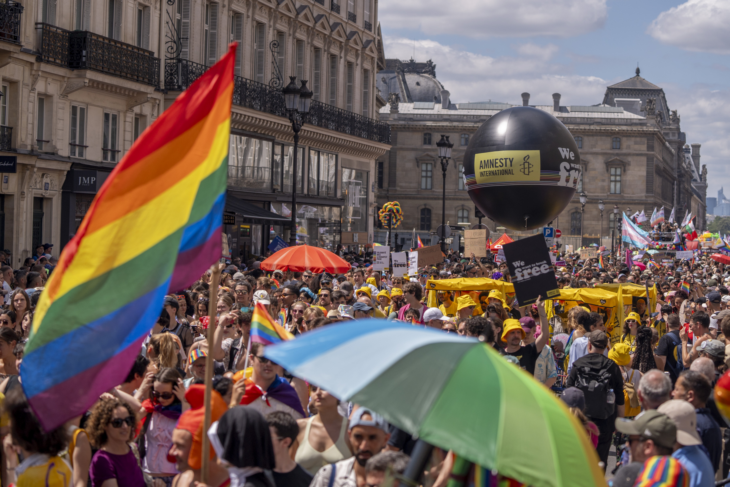 Mois des fiertés : pourquoi faut-il continuer de lutter pour les droits LGBTI+ ? 