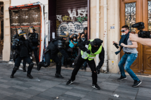 On the Place de la Republique, a member of the police force (CRS) hits a demonstrator with his baton. Yellow Vests Act 23 Demonstration. In Paris, numerous clashes broke out between demonstrators and the police. Paris, April 20, 2019.
Sur la place de la Republique, un membre des forces de l ordre (CRS) frappe avec sa matraque un manifestant. Manifestation des Gilets Jaunes Acte 23. A Paris, de nombreux heurts ont eclate entre manifestants et forces de l ordre. Paris, 20 avril 2019.