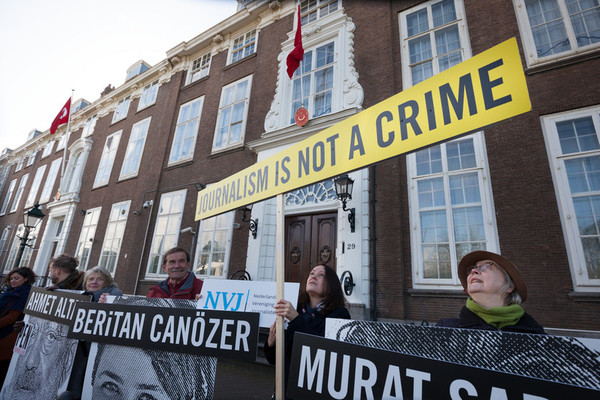 Le droit d’informer : une liberté pour toutes et tous ?