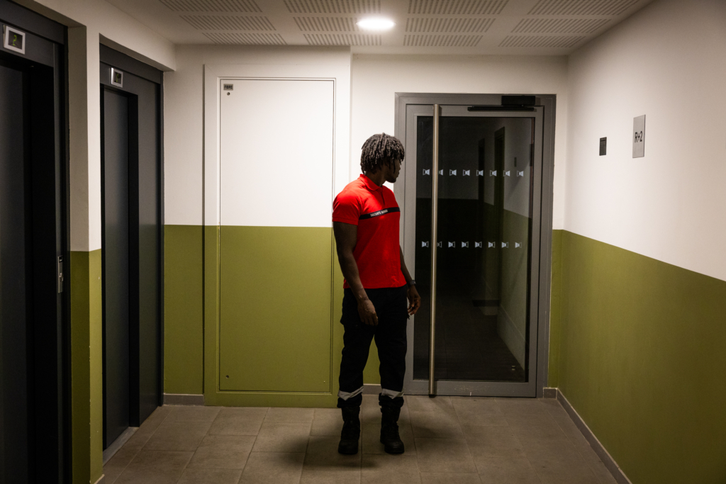 « J’ai deux masters mais je dois prendre des jobs où je suis exploité » : la vie en suspens de Jean-Louis, en France depuis 7 ans 