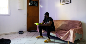 Malik dans son appartement en Seine-Saint-Denis, le 26 octobre 2025 / © Camille Millerand pour Amnesty International France