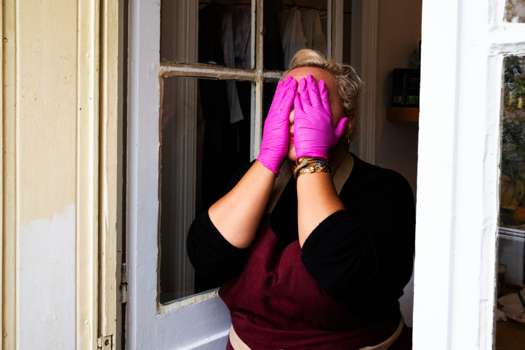 « À chaque renouvellement il faut payer, payer, payer ! » : la vie en suspens de Célia, en France depuis 9 ans