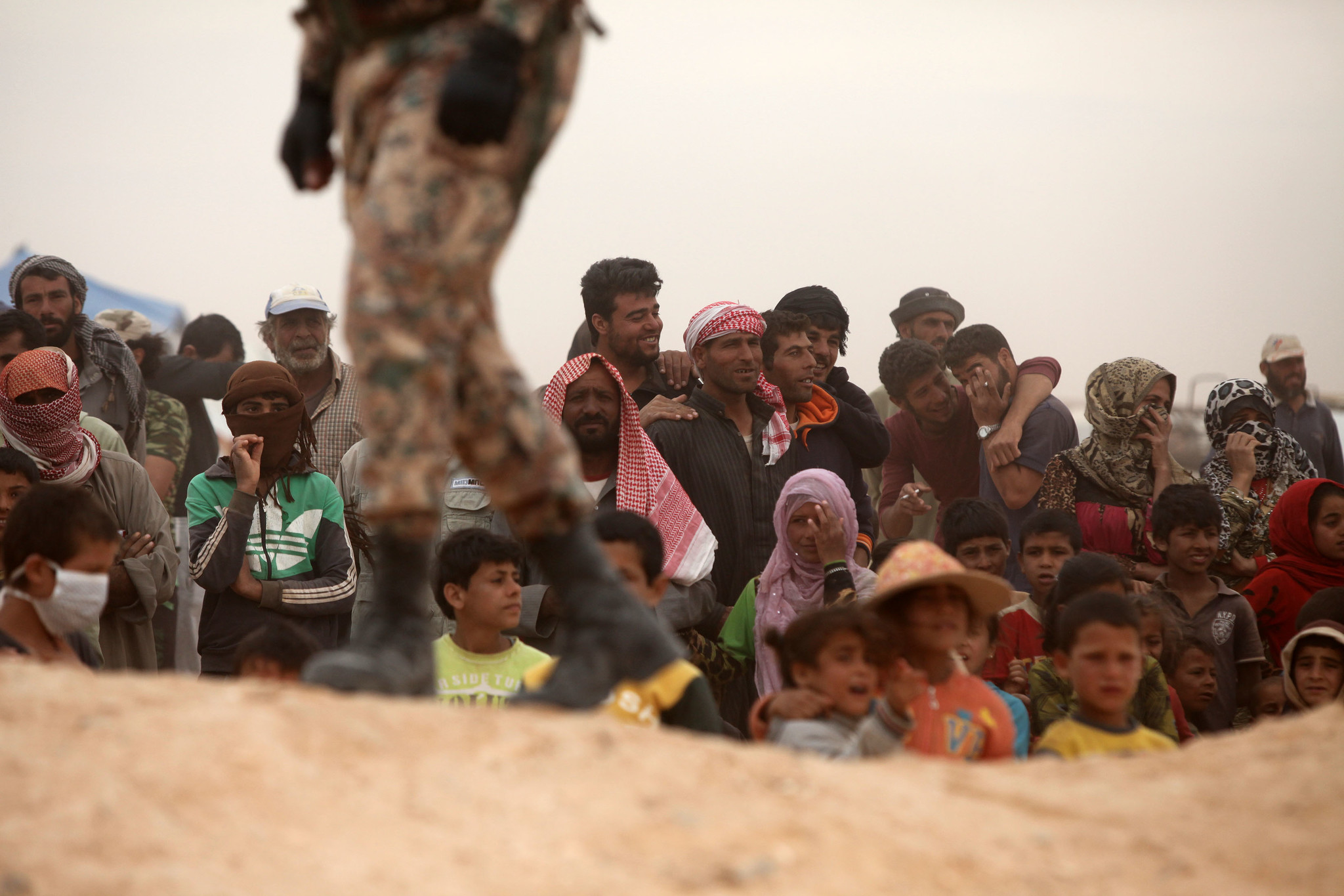 Des réfugiés syriens arrivent à Hadalat en Jordanie après une longue marche à travers le désert. 4 mai 2016.