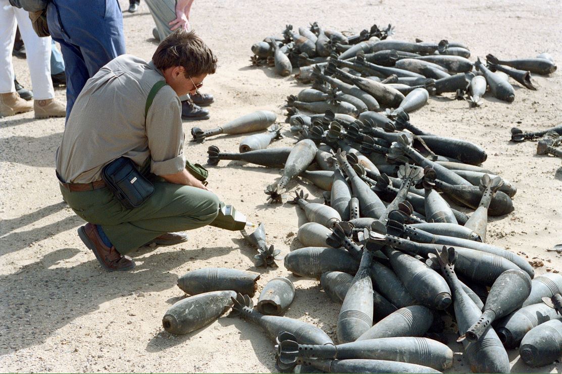 Un membre de la commission spécialisée des Nations unies vérigie la destructions d'armes chimiques - Irak 1992