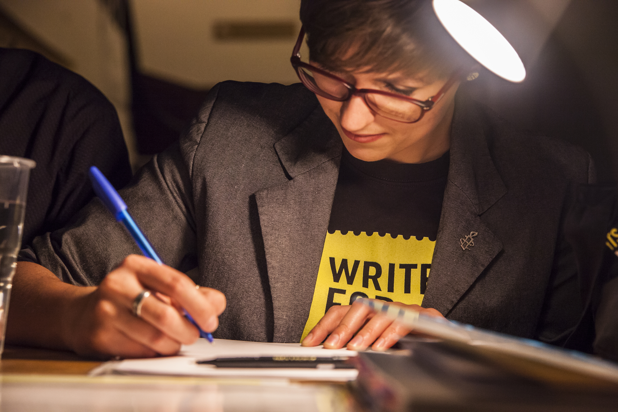 Personne qui signe une pétition lors des "10 jours pour signer" de Varsovie