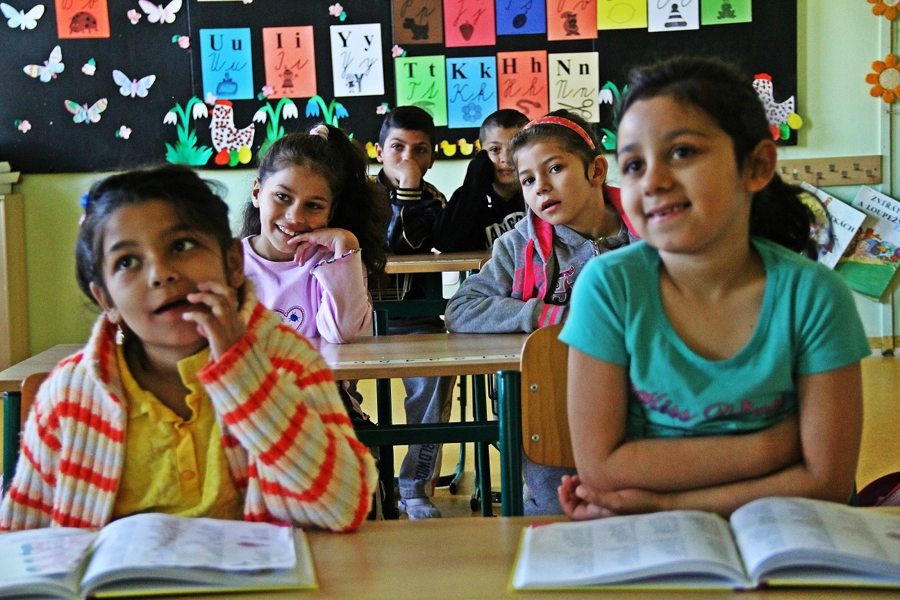 Enfants roms dans une école à Ostrava - Rép. tchèque © Jiri Pasz/Amnesty International