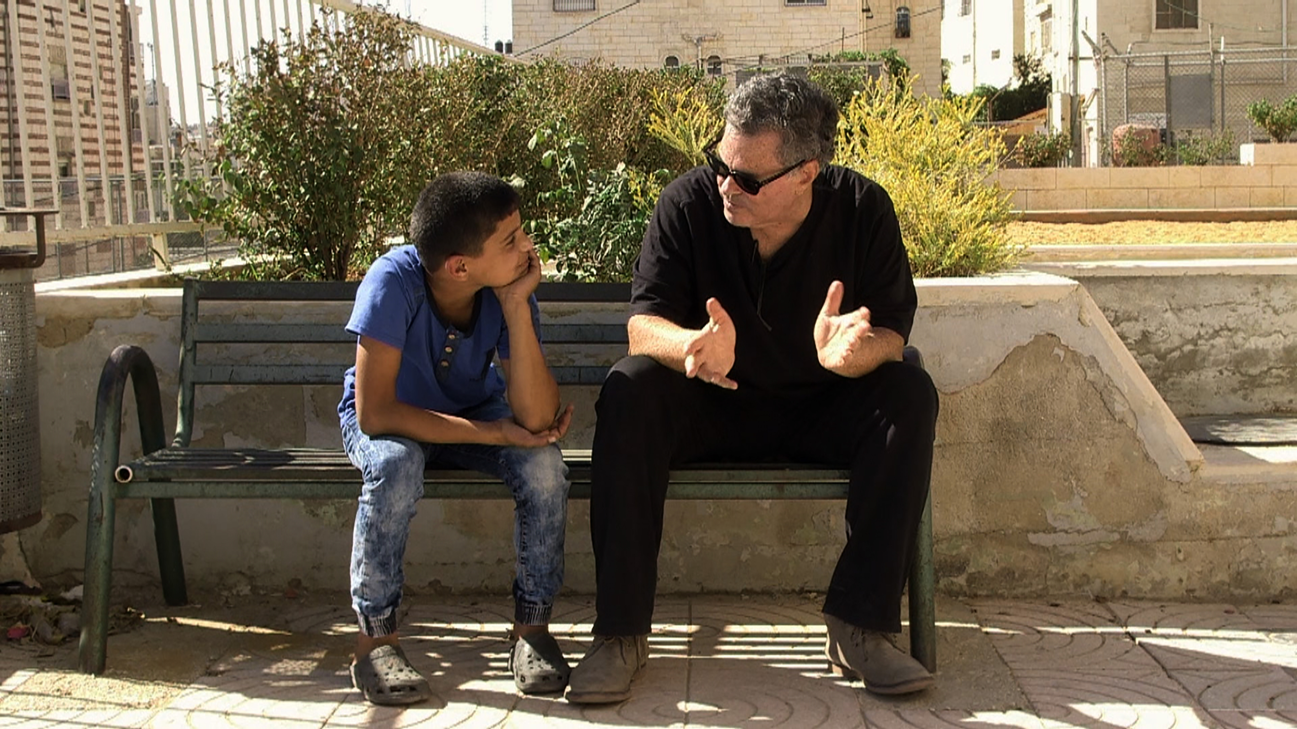 Amos Gitaï dans son film  À l'ouest du Jourdain