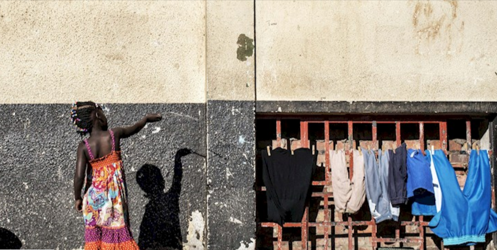Enfant devant un mur