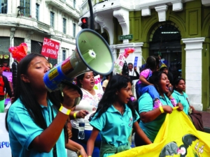 Un groupe de treize filles et adolescentes activistes amazoniennes appelé « Guerreras por la Amazonía ».