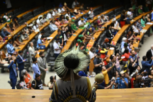 Des peuples autochtones brésiliens assistent à une session au Congrès national dans le cadre de l'Acampamento Terra Livre (Campement Terre libre) à Brasilia,