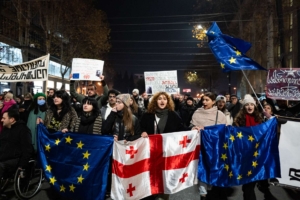 Manifestation contre le report par le gouvernement des négociations d'adhésion à l'Union européenne en Géorgie