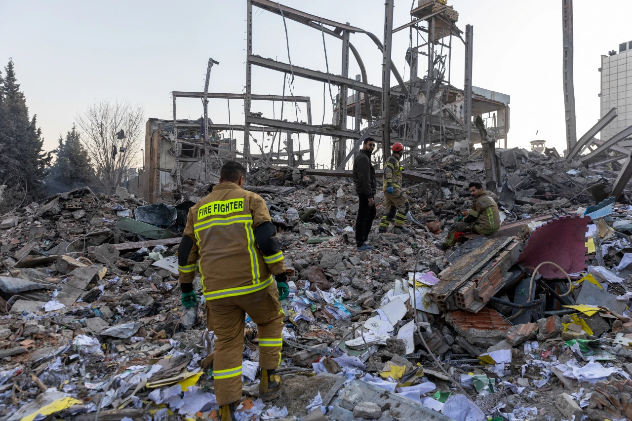 Intervention de pompiers à Téhéran en Iran après une frappe de missiles ayant détruit des magasins et des résidences le 02 mars 2026