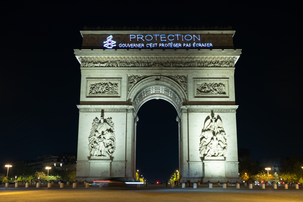 L'arc de triomphe illuminé par Amnesty France à Paris le 21 avril 2026.