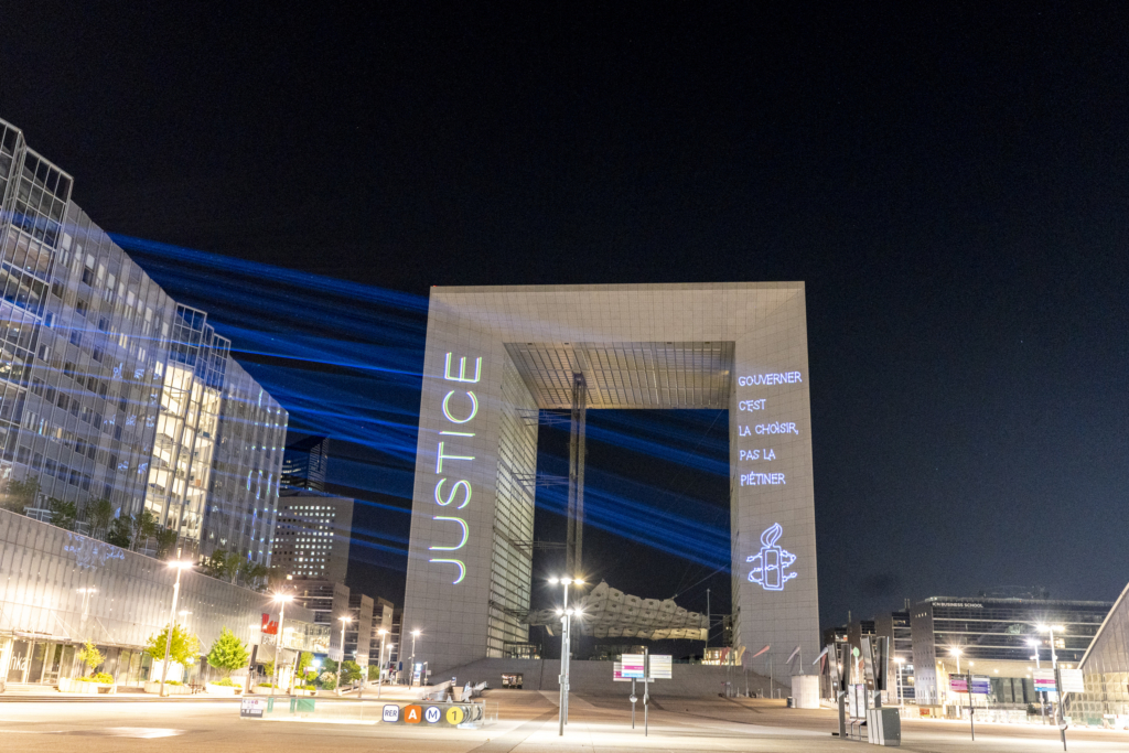 La Grande Arche de la Défense illuminée par Amnesty France à Paris le 21 avril 2026. Photo par Nathan Laine