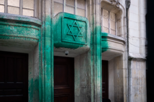 Peinture verte projetée sur les murs une synagogue à Paris, le 31 mai 2025.