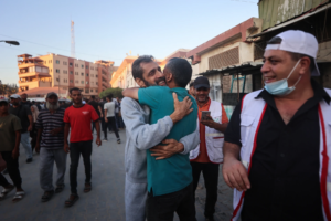 Le personnel hospitalier palestinien accueille le Dr Ahmad Mhanna, directeur de l'hôpital Al-Awda après sa libération, le 13 octobre 2025.