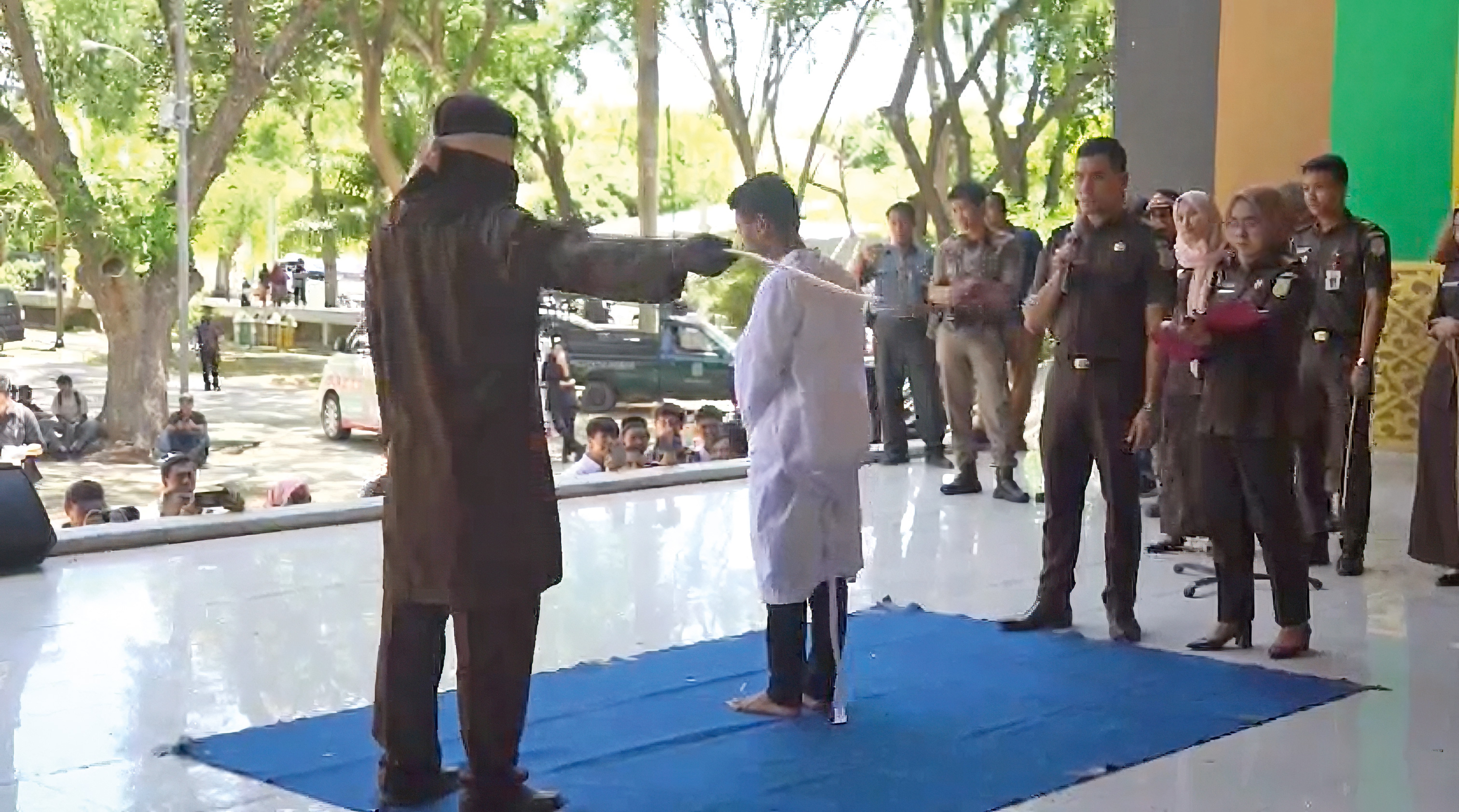 Banda Aceh. Le 26 août 2025, Qori Husni, 20 ans, reçoit 76 coups de canne, un châtiment corporel infligé uniquement parce qu’il est homosexuel.