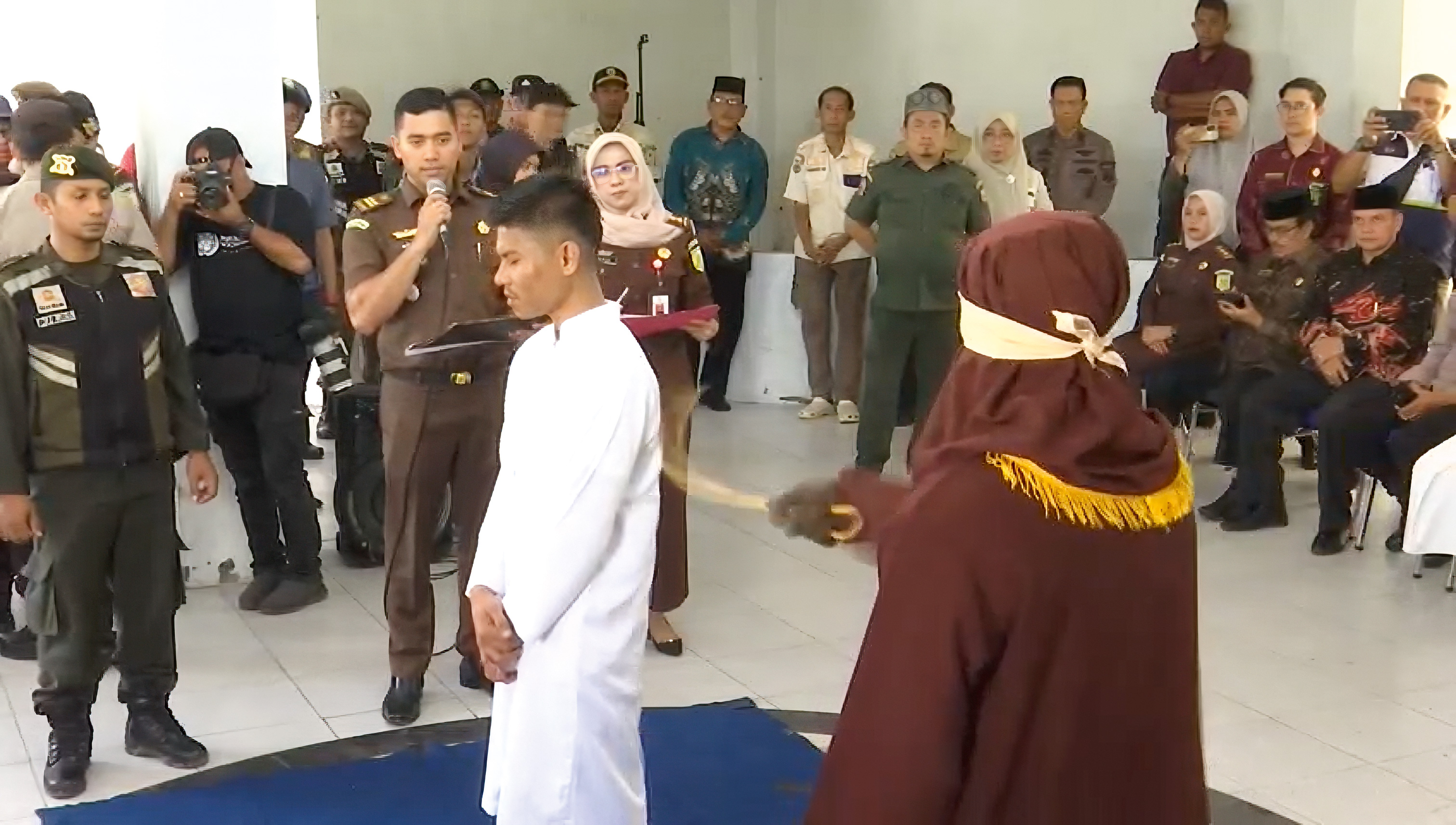 Banda Aceh, 28 février 2025. Après un jugement à huis clos de douze minutes, Apis Iwawan, 22 ans, a reçu 82 coups de canne.