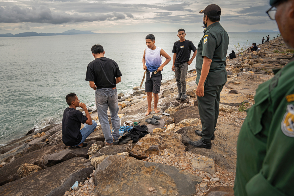 Banda Aceh, novembre 2025. « Coupable » de s’être déshabillé et de porter un short au lieu d’un pantalon, ce jeune homme sera arrêté et conduit au poste.