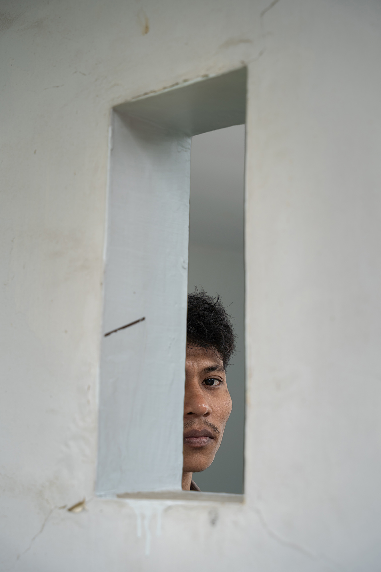 Apis Iwawan, 22 ans, a reçu 76 coups de canne pour "homosexualité". Réfugié dans une autre province de l'île, il continue ses études en droit.