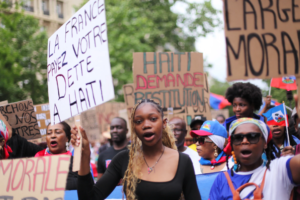Une manifestation de la communauté haïtienne de Paris réclame des réparations à la France, le 3 mai 2025.