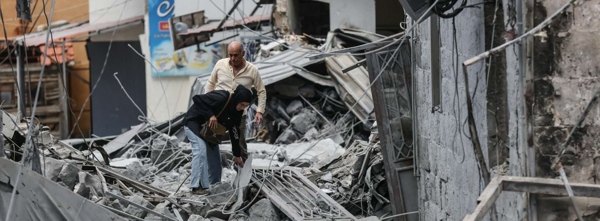 Des habitants traversent les décombres d'un immeuble à Nabatieh dans le sud Liban, le 15 juin 2026 / © Mahmoud Zayyat via AFP