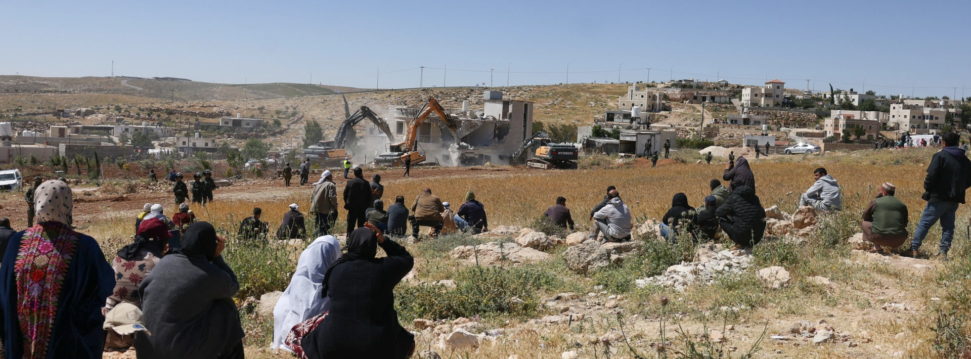 Des pelleteuses, protégées par les forces de sécurité israéliennes, démolissent une maison palestinienne construite sans permis israélien, dans le village d’al-Dirat, en Cisjordanie occupée, le 4 mai 2026.
