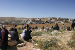 Des pelleteuses, protégées par les forces de sécurité israéliennes, démolissent une maison palestinienne construite sans permis israélien, dans le village d’al-Dirat, en Cisjordanie occupée, le 4 mai 2026.