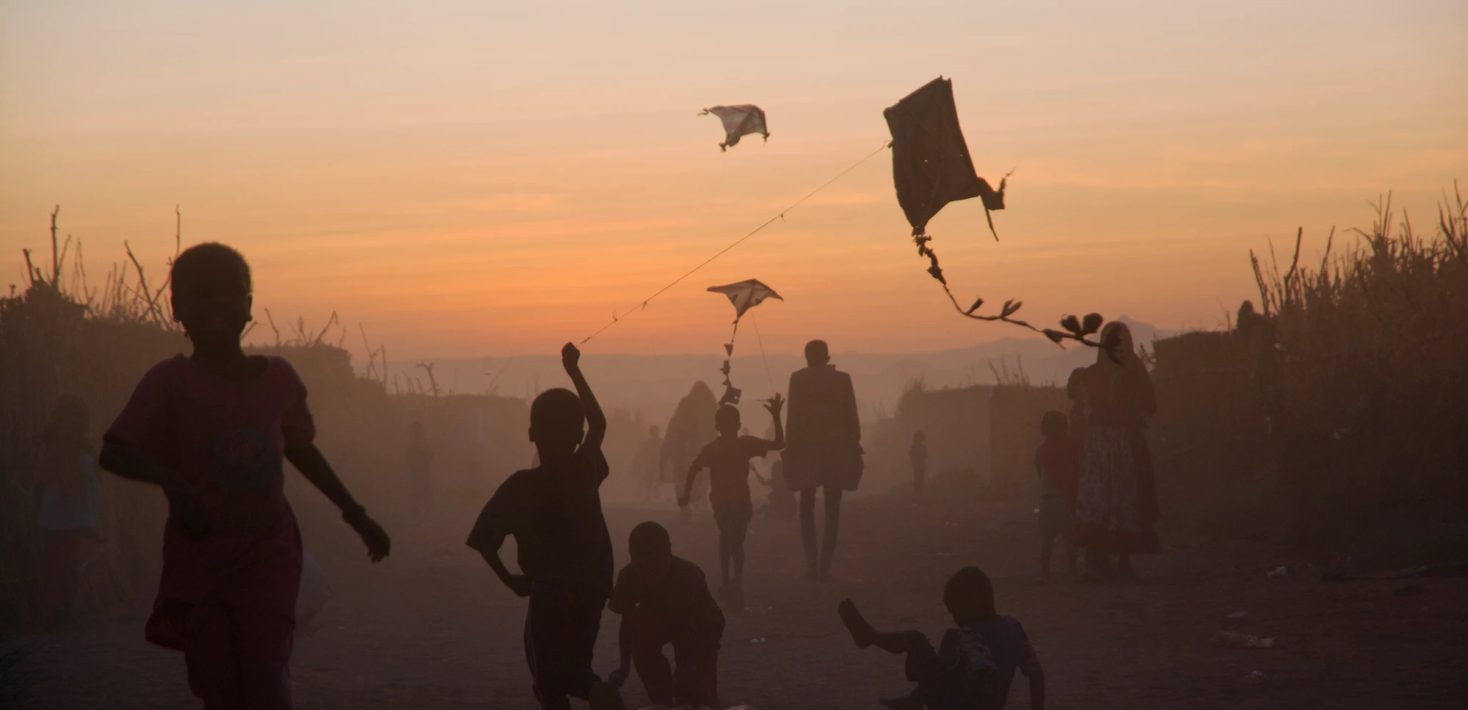 Des enfants jouent dans le camp de déplacés de Shakshako, à Tawila, au Soudan, en janvier 2026. Tawila accueillerait, selon certaines sources, 800 000 personnes déplacées, provenant pour la plupart d'El Fasher.