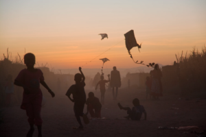 Des enfants jouent dans le camp de déplacés de Shakshako, à Tawila, au Soudan, en janvier 2026. Tawila accueillerait, selon certaines sources, 800 000 personnes déplacées, provenant pour la plupart d'El Fasher.