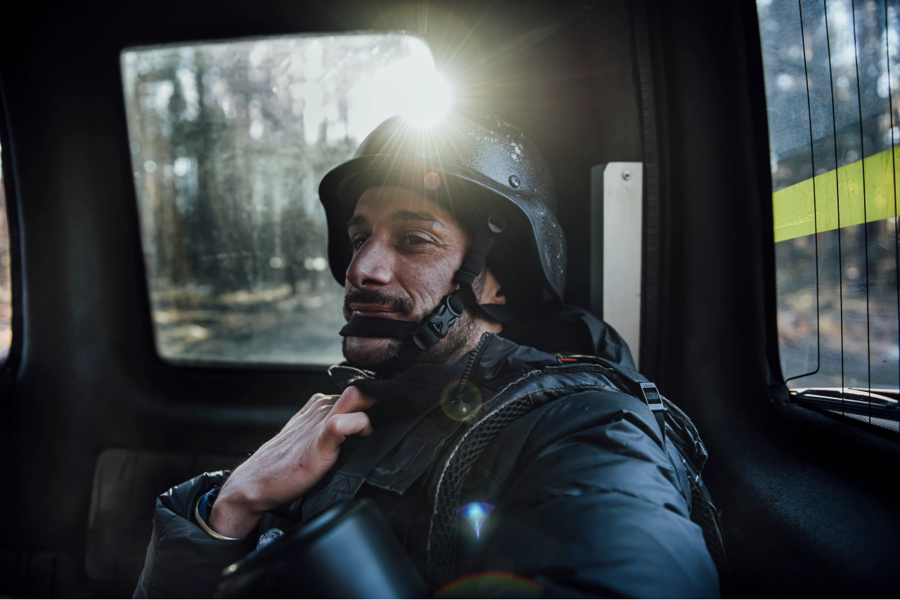 Le photojournaliste Antoni Lallican à Irpin, le 10 mars 2022. Il sera tué le 3 octobre 2025 dans le Donbass, victime d’une attaque de drone russe alors qu’il accompagnait une unité ukrainienne près de la ligne de front. Son confrère, Georges Ivachenko, est grièvement blessé dans la même frappe.