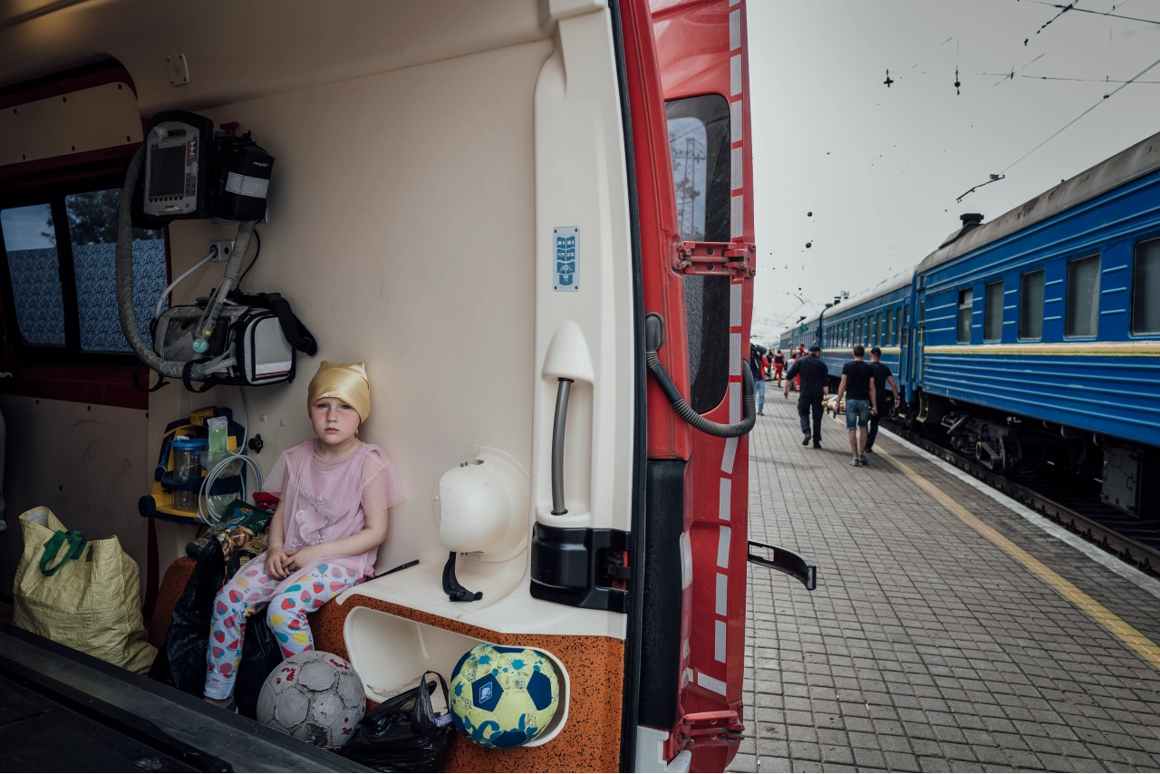Une petite fille originaire de Lyssytchansk, tombée aux mains des forces russes à l’été 2022 après des mois de combats, attend son évacuation à la gare de Pokrovsk, devenue l’un des derniers points de départ pour les civils fuyant l’avancée du front dans l’oblast de Donetsk. Dimanche 29 mai, à Pokrovsk.