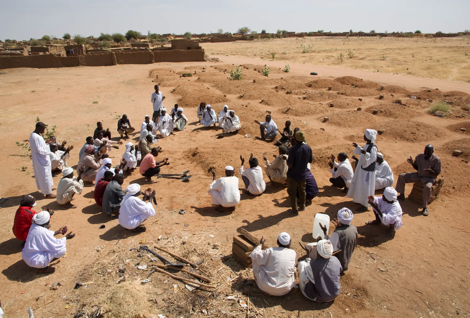 Une équipe de bénévoles de Tawila enterre des corps retrouvés sur la route menant à El Fasher.
