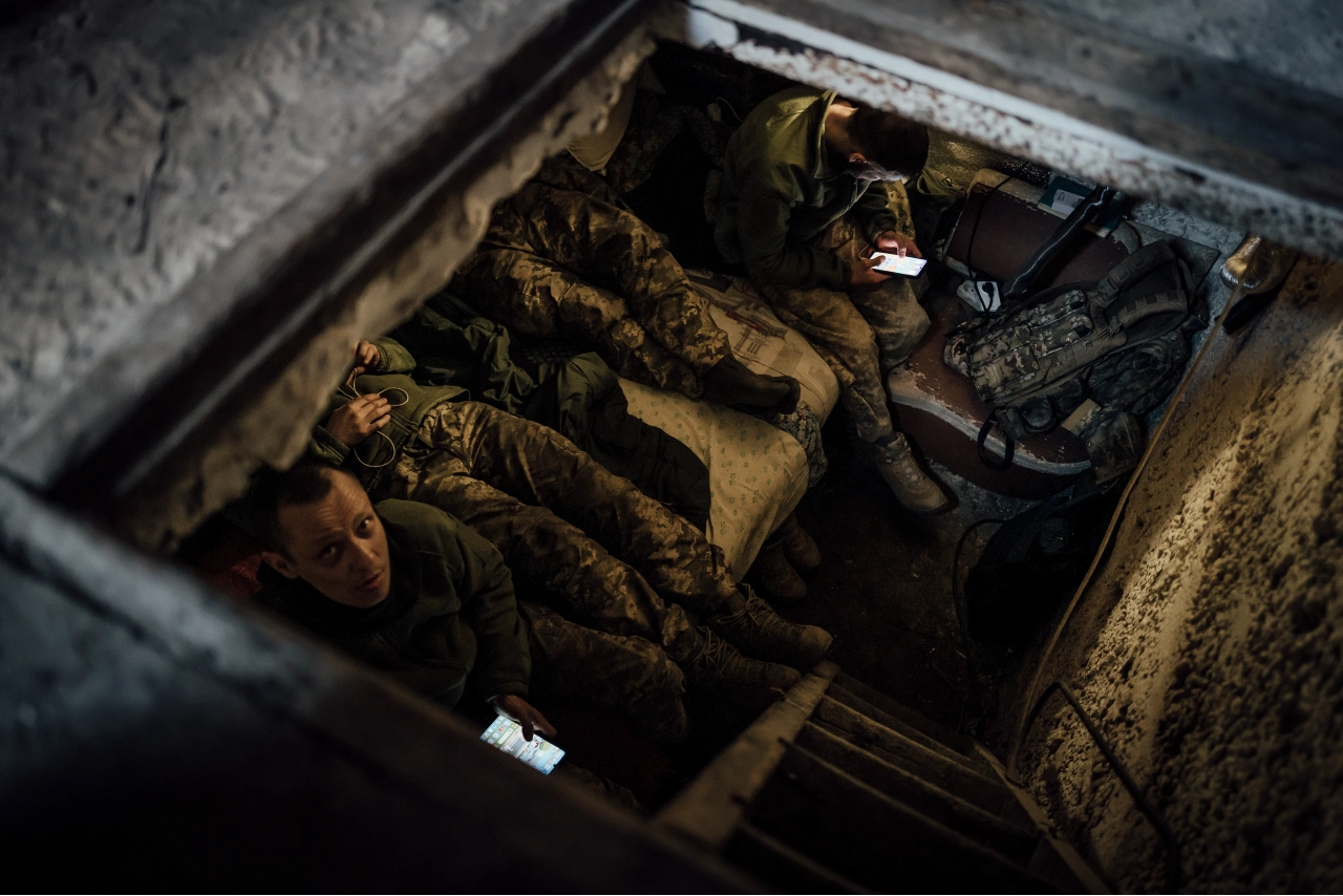 Les quatre membres de cette unité d’artilleurs du régiment « Skala » passent l’essentiel de leur rotation de six jours dans une cave. Entre chaque ordre de tir, ils se réfugient dans ce sous-sol d’environ 9 m² pour se protéger des drones ennemis et des bombardements. Pokrovsk, le 29 mars 2025.